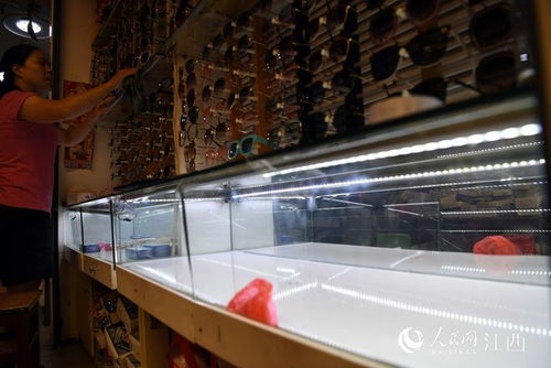 高清圖 南昌老洪城大市場月底關(guān)閉 商家甩賣商品